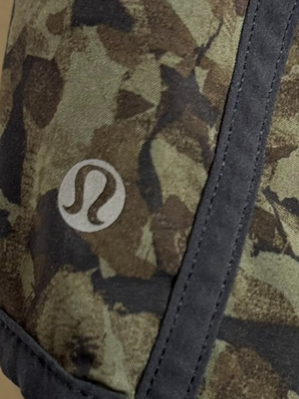 Lululemon Camo Running Shorts Size 6 - Picture 5 of 5